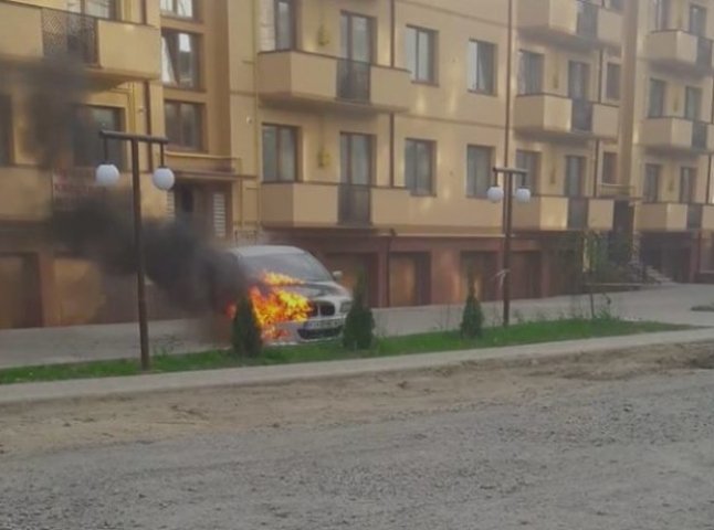 В Ужгороді горів автомобіль: відео з місця події