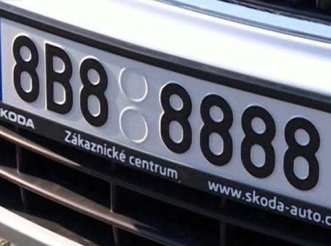 В Ужгороді серійний злодій зі Львова крав із автомобілів іноземні номерні знаки