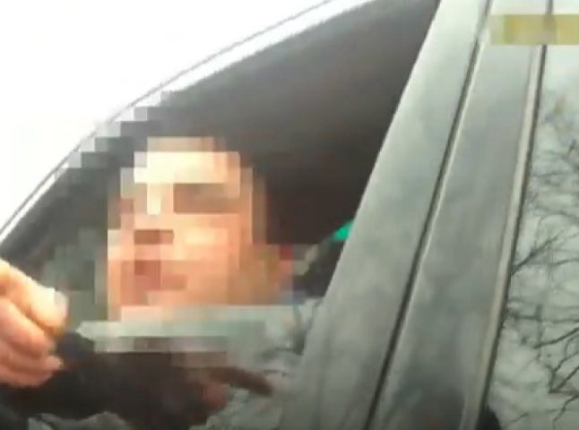 У Мукачеві патрульні зупинили водія, який вдарив свою колишню жінку