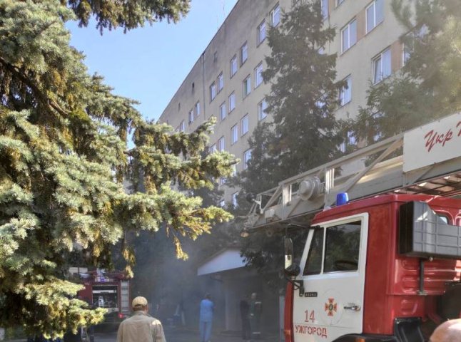 В Ужгороді горить лікарня