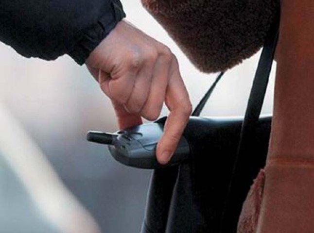 Мукачівські оперативники затримали раніше судимого 23-річного хлопця, який крав мобільні телефони