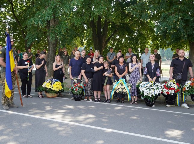 У захисника залишилися дружина та дві доньки: в області попрощалися з Героєм У захисника залишилися дружина та дві доньки: в області попрощалися з Героєм