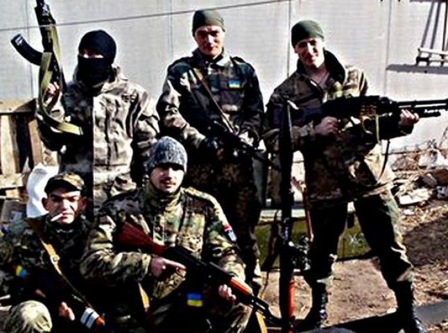 Добровольці "Карпатської Січі" воюють під Щастям у складі батальйону "Айдар"