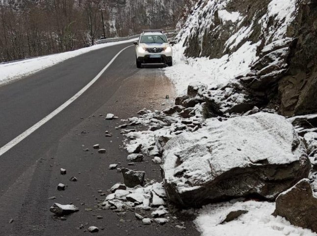 Через снігопади, на дорогу відбувся зсув каміння та впало дерево