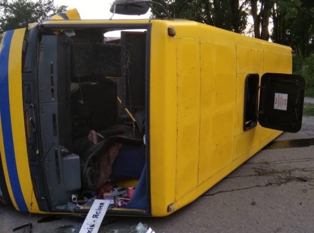 Автобус "Рахів-Ясіня" внаслідок ДТП перекинувся на бік: є постраждалі