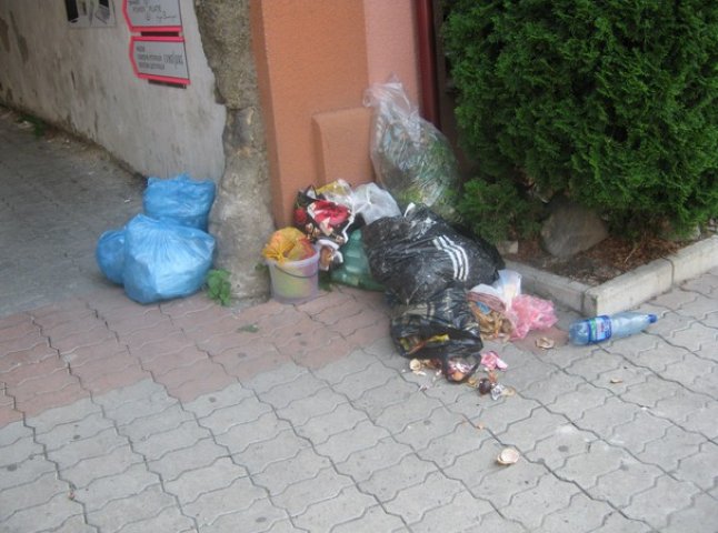 У центрі Мукачева організували стихійне сміттєзвалище (ФОТО)
