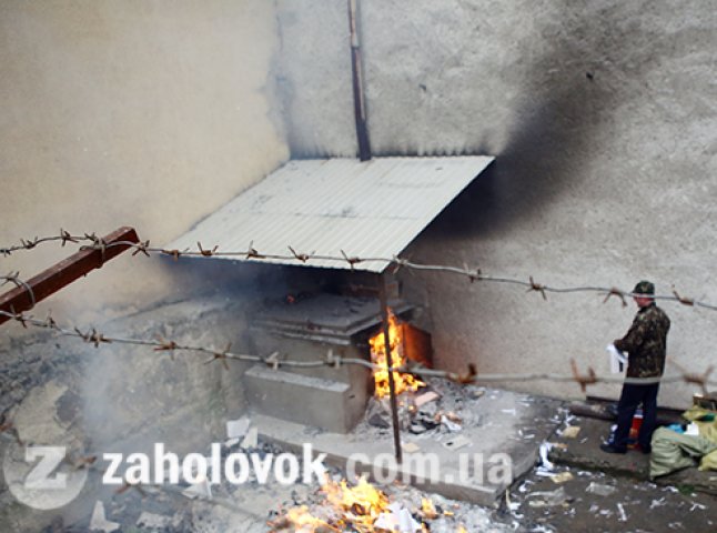 У внутрішньому дворі СБУ Закарпаття спалили якісь папірці (ФОТО)