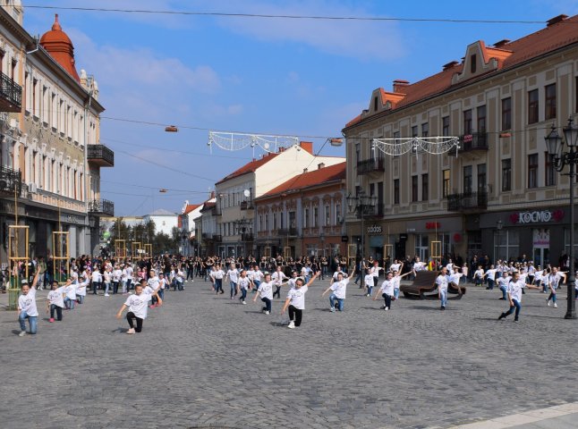 В Ужгороді провели масштабний танцювальний флешмоб