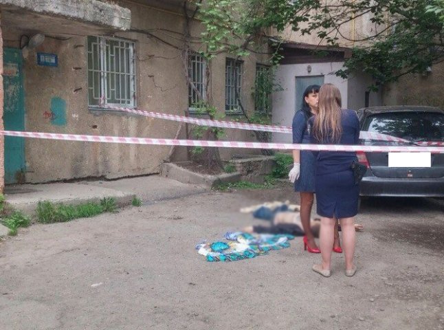 В Ужгороді із балкону дев’ятиповерхівки випав чоловік (ФОТО 18+)
