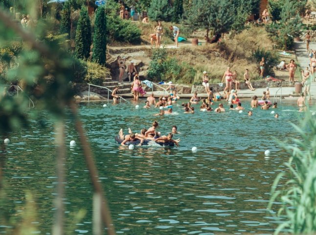 Озеро Чорна гора – ціни 2023 на відпочинок, альтанки, вхід