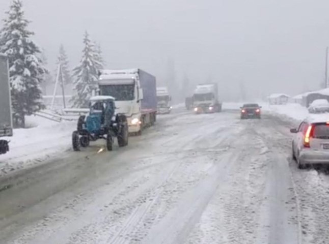 Верецький перевал замело снігом. Вантажівки потрапили у "снігову пастку"