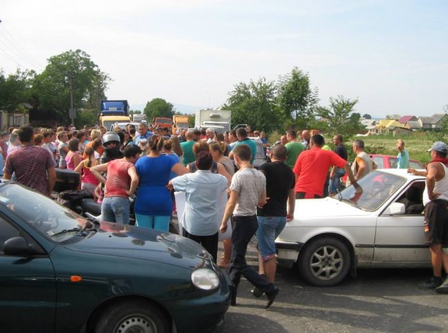 На Хустщині люди перекривають дороги через мобілізацію