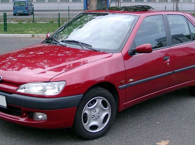 Закарпатські митники вилучили іномарку "Peugeot 306" з підробленими польськими номерами