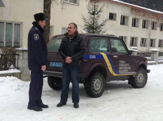 Воловецькі поліцейські вгамували нетверезого чоловіка, який вигнав на вулицю дружину та дітей