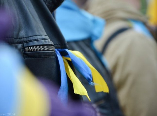23 серпня закарпатські прикордонники даруватимуть синьо-жовті стрічки тим, хто їхатиме з України