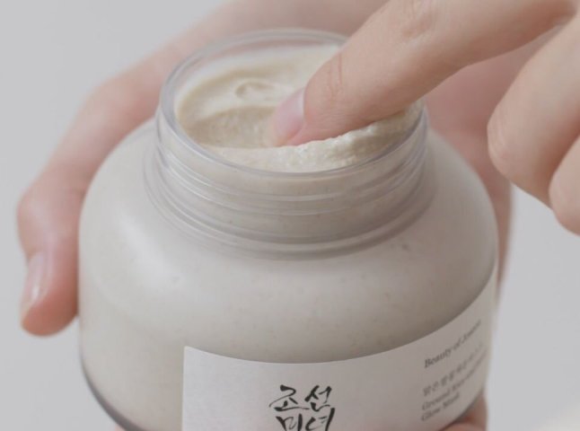 Як правильно очищати шкіру обличчя: 7 порад від косметологів