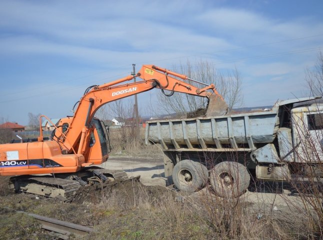 У Тячеві ліквідували стихійне сміттєзвалище