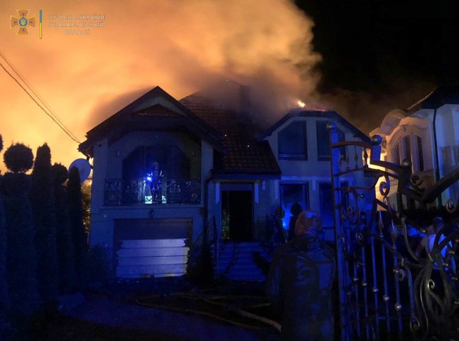 На Закарпатті блискавка вдарила в будинок та спровокувала велику пожежу