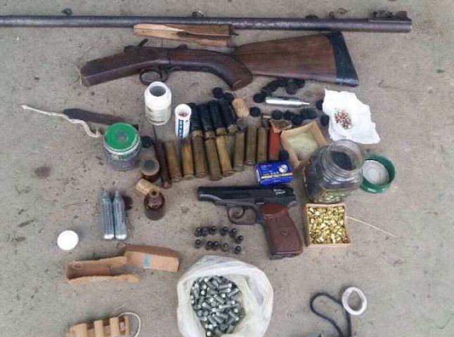 Жителька Хустщини тримала вдома чимало зброї та набоїв