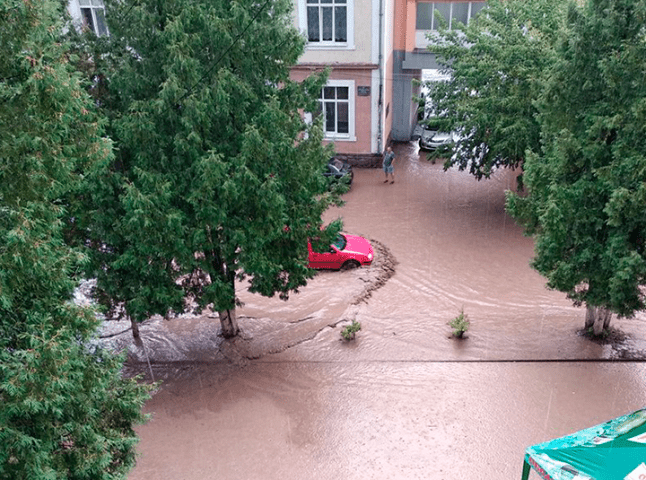 Страшна злива перетворила вулиці закарпатського міста на ріки