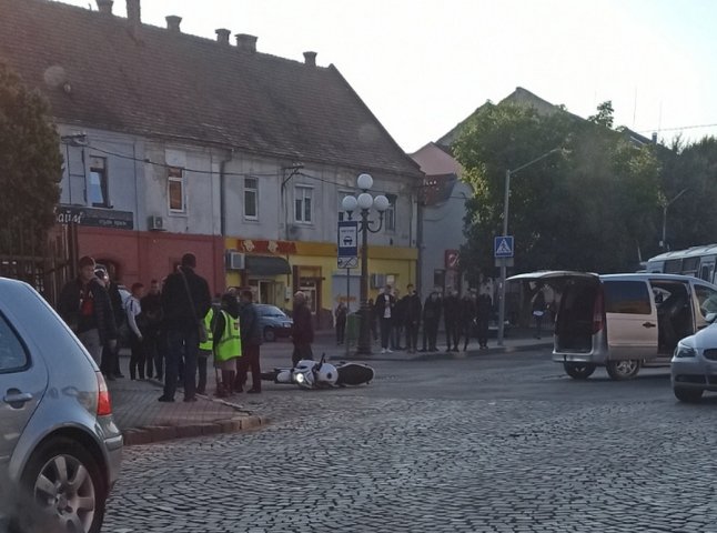 Ранкова ДТП у центрі Мукачева: на місці зібрались люди, видно перекинутий мотоцикл