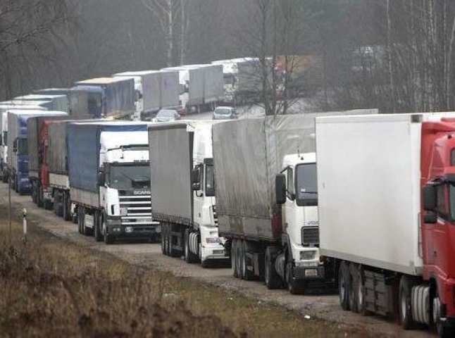 На під’їзді до українсько-словацького кордону утворились черги з близько 200 вантажівок