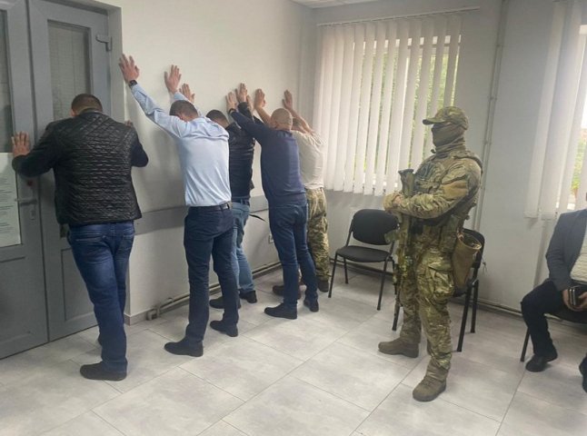 В Ужгороді проводять обшуки в сервісному центрі МВС, – журналіст