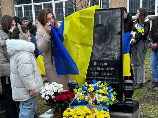 На Закарпатті відкрили пам’ятний знак полеглому прикордоннику