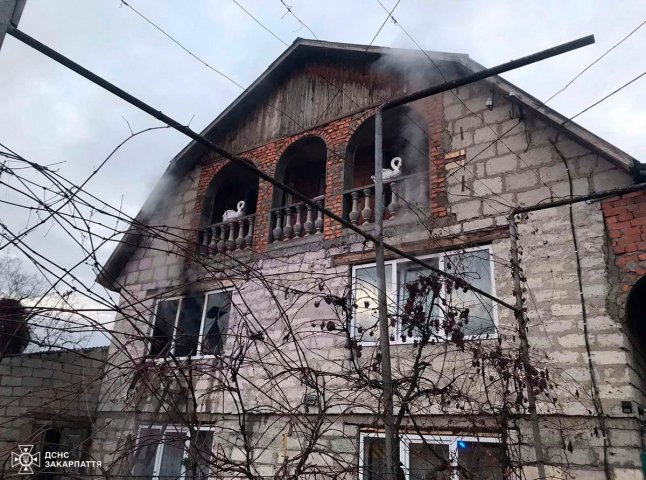 На Тячівщині горів двоповерховий будинок