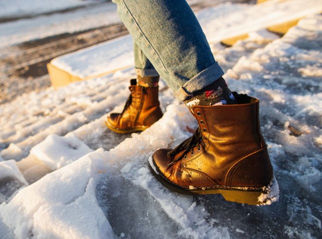 Як правильно чистити шкіряне взуття взимку, щоб його не зіпсувати