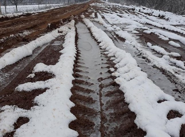 Стан дороги, яку ремонтували на Мукачівщині за новою технологією, шокував закарпатців