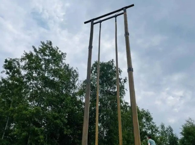 На Закарпатті встановили найвищу дерев’яну гойдалку в Україні: де вона знаходиться На Закарпатті встановили найвищу дерев’яну гойдалку в Україні: де вона знаходиться