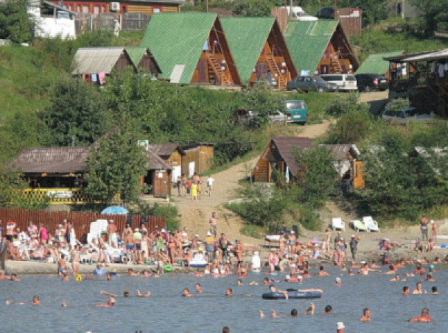 Попри небезпеку та заборону, люди продовжують купатися у солотвинських озерах