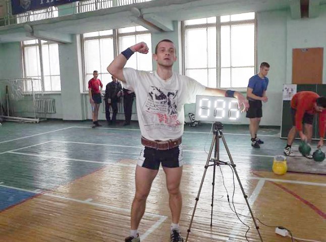 Закарпатські студенти привезли золоті та срібні нагороди чемпіонату України з гирьового спорту