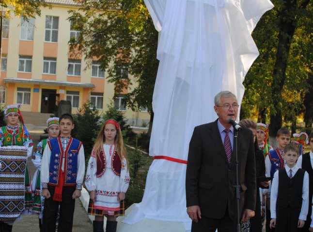В час кризи у Мукачеві відкрили ще один пам’ятник Тарасу Шевченку (ФОТОРЕПОРТАЖ)