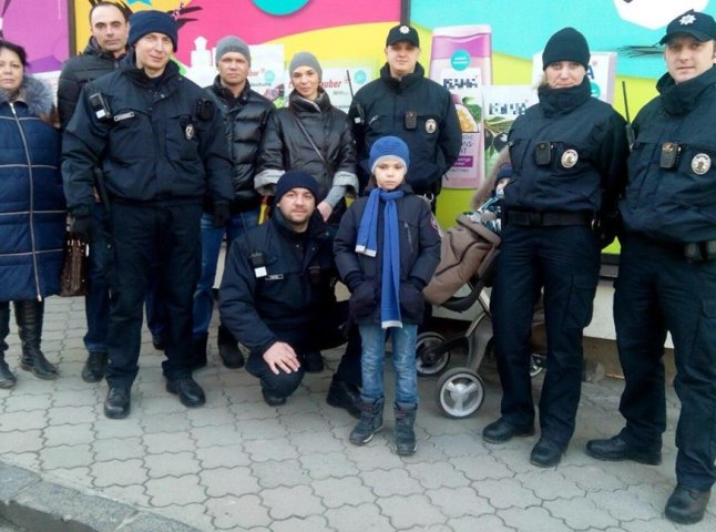 Неподалік обласної прокуратури ужгородські патрульні знайшли зниклого хлопчика