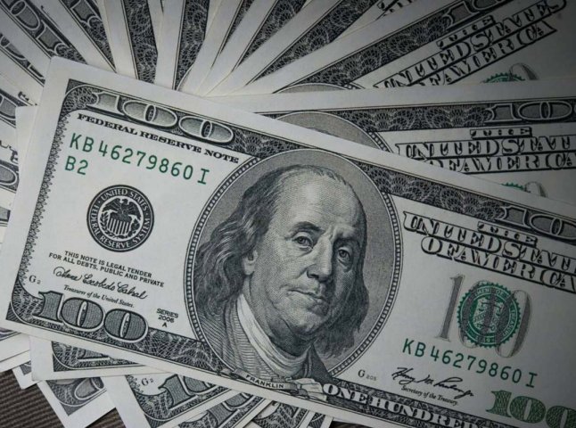 Якщо вдома маєте 100 «білих» доларів: оприлюднено уточнення про обмін таких банкнот