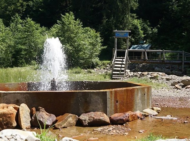 На Закарпатті облаштували єдиний в Україні гейзер мінеральної води