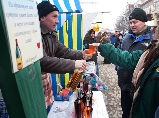 Заключний день цьогорічного фестивалю вина у Берегові співпав із святом 8 Березня