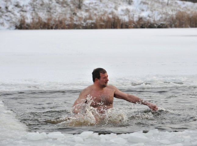 Балога радить українцям рятуватися від морозу купанням у холодній воді