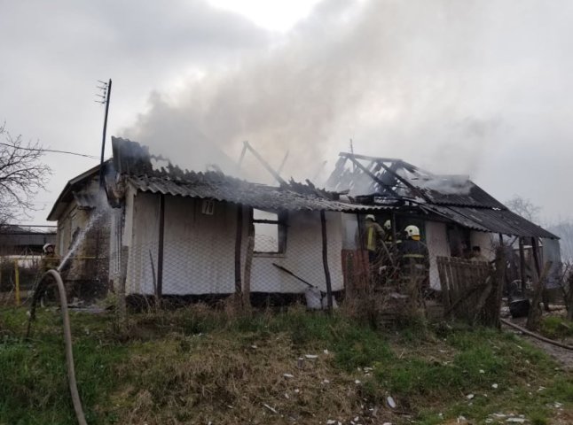 Донька намагалась загасити вогонь: на Виноградівщині вирувала пожежа