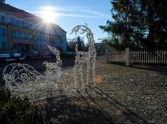 В Ужгороді засяють святкові "олені"