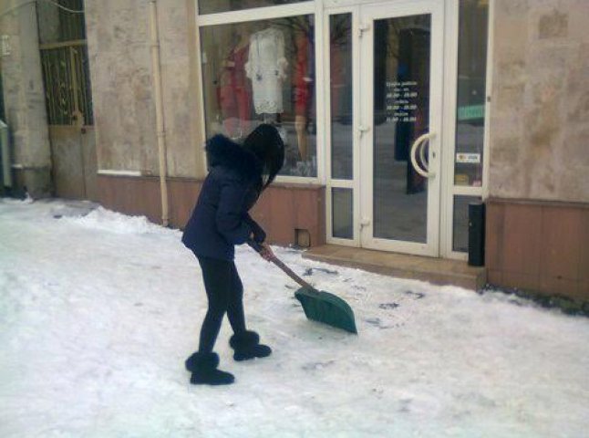 В Ужгороді муніципальна поліція перевірила, як підприємці прибирають сніг біля своїх магазинів