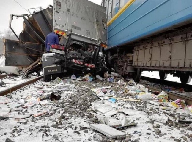 Пасажирський потяг Лисичанськ-Ужгород зніс вантажівку, залишивши з неї купу брухту