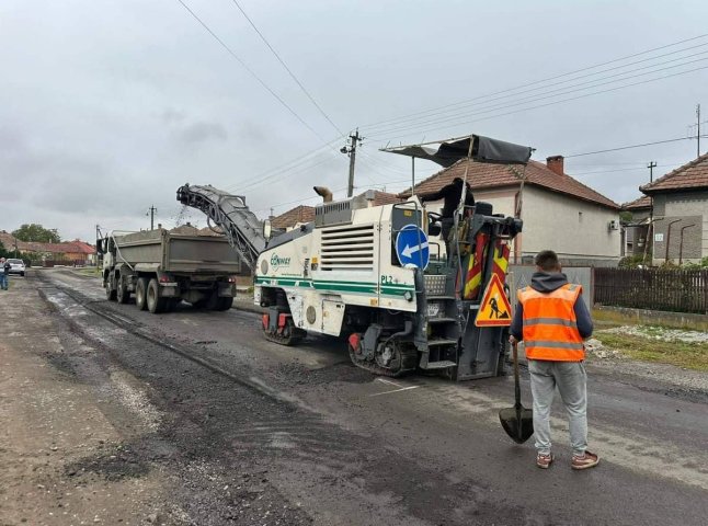 На Мукачівщині готують ще одну дорогу до ремонту: почався перший етап робіт