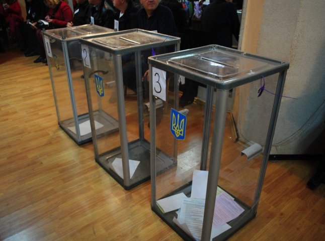 87-річна бабуся зі словами "Слава Україні!" першою прийшла голосувати на виборчу дільницю в Іршаві