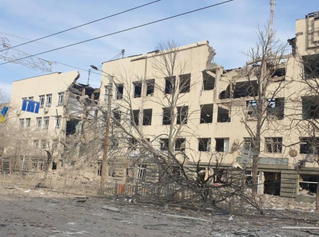 Жахіття у Маріуполі: росіяни розбомбили місто на 80-90% 