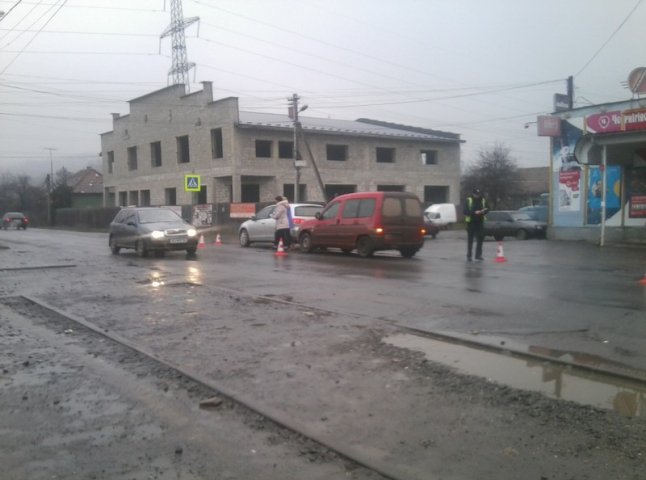 На вулиці Данила Галицького у Мукачеві зіткнулись дві іномарки