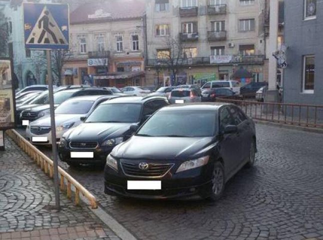 Автомобіль начальника Міжгірського РВ поліції неправильно припаркувався. Поліція Мукачева виписала штраф