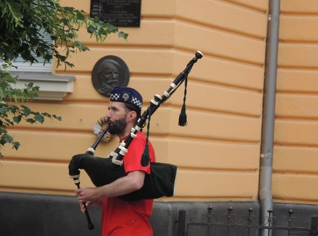 Вуличний музикант розважав берегівчан світовими хітами на волинці